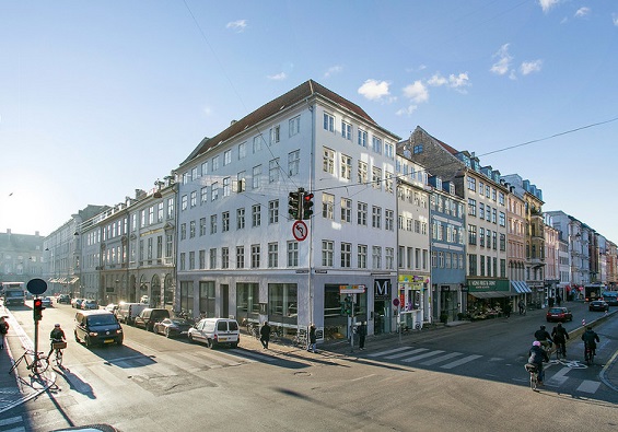 Flere større kontorejendomme står til salg i København